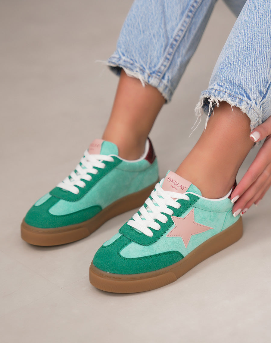 Basket femme turquoise tendance en suédine avec étoile rose et détails bordeaux