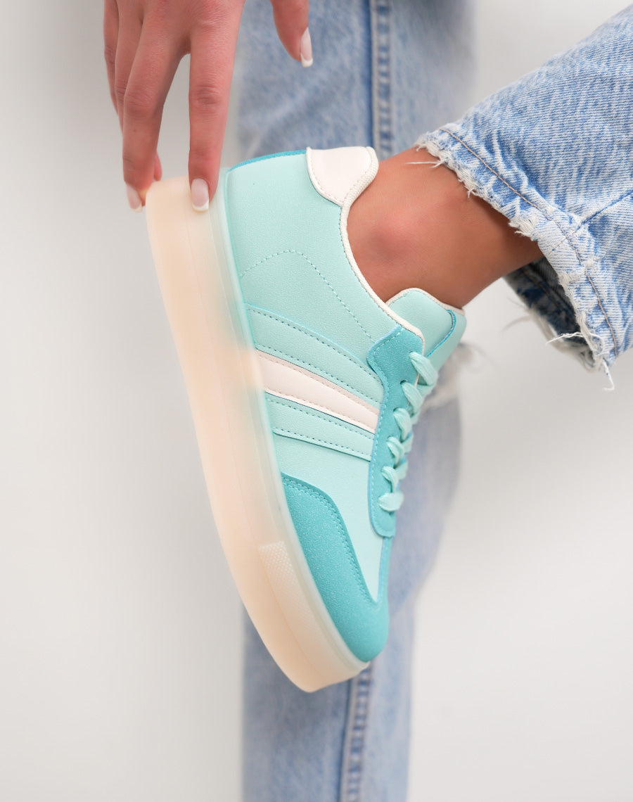Basket femme bleu pastel tendance à plateforme avec empiècements blancs