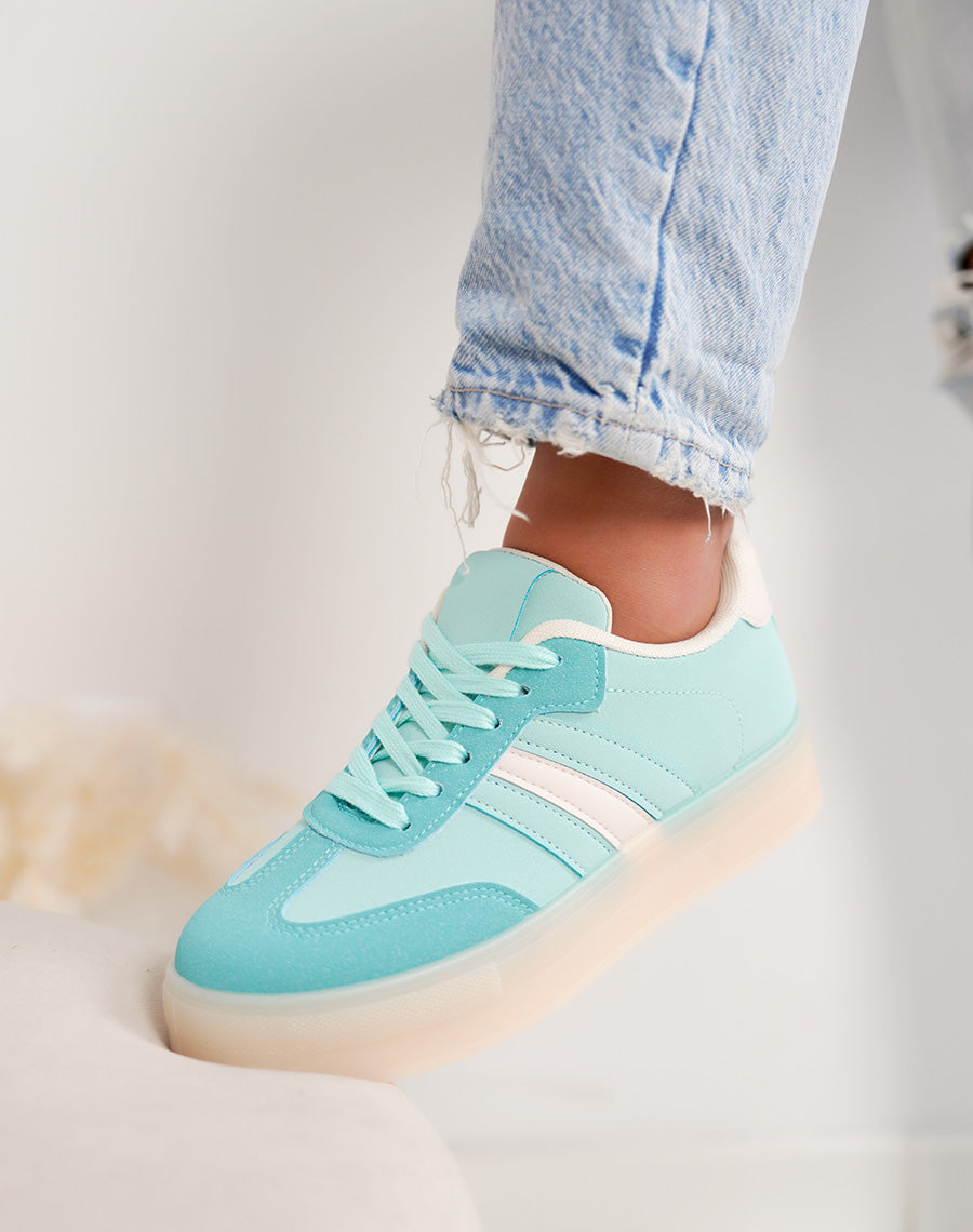 Basket femme bleu pastel tendance à plateforme avec empiècements blancs