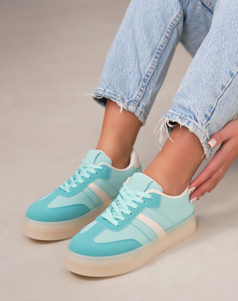 Basket femme bleu pastel tendance à plateforme avec empiècements blancs