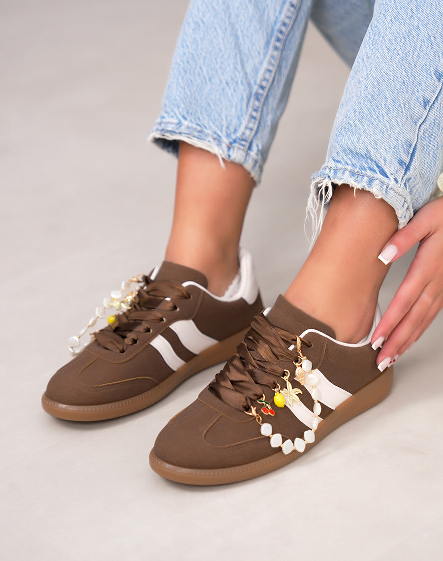 Basket femme marron tendance avec empiècement blanc et bijoux amovibles
