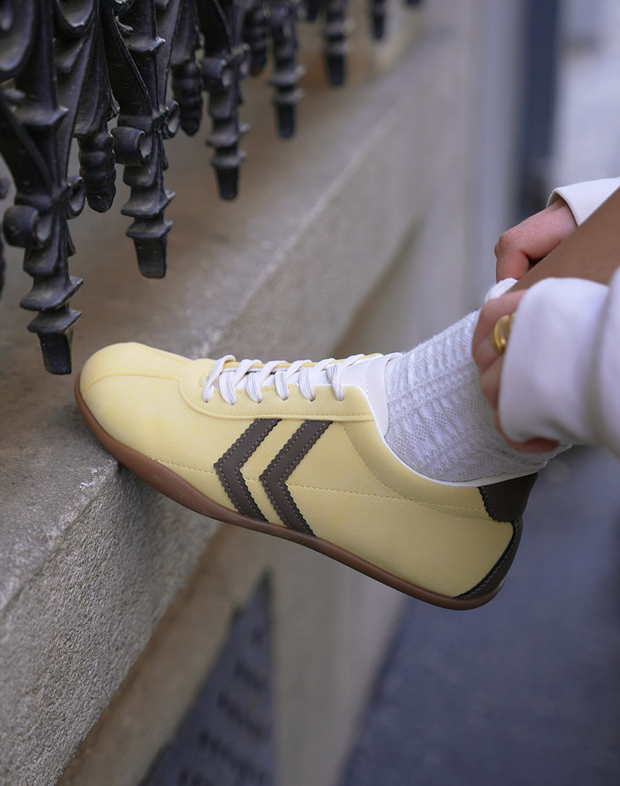 Baskets femme jaunes tendance à empiècements marron style rétro