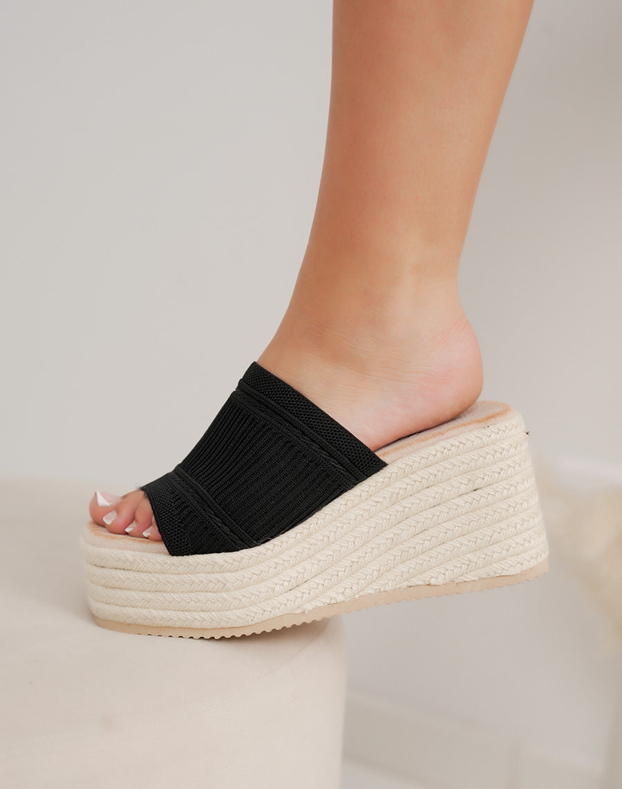 Mules femme noires compensées tendance avec semelle effet tissé beige