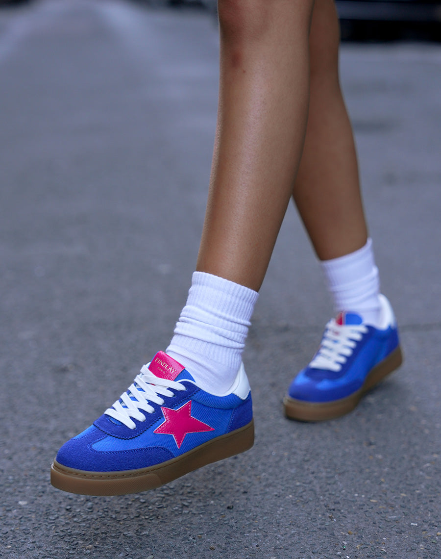 Basket femme bleue tendance en suédine avec étoile rose originale