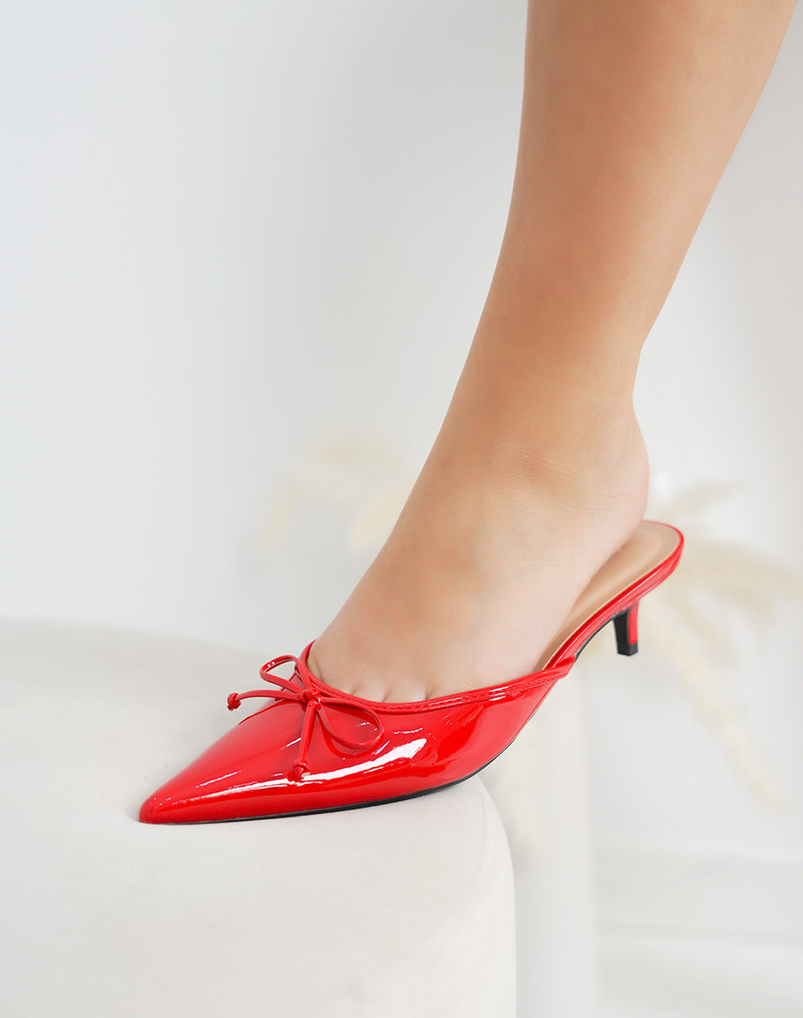 Escarpins mules femme rouges vernis élégants à petit talon et bout pointu avec nœud