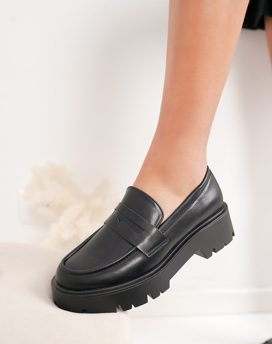 Mocassins femme noires tendance à semelle crantée épaisse