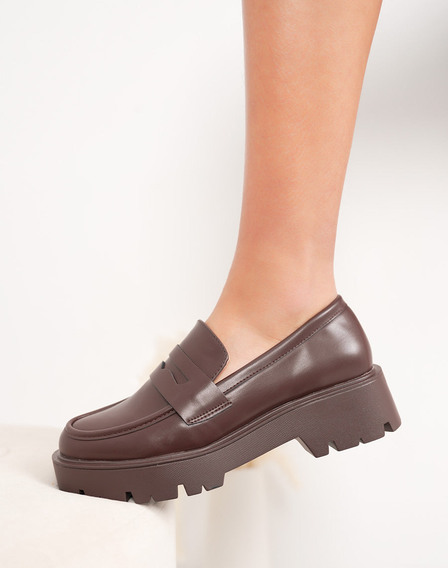 Mocassins femme marron élégants à semelle crantée épaisse