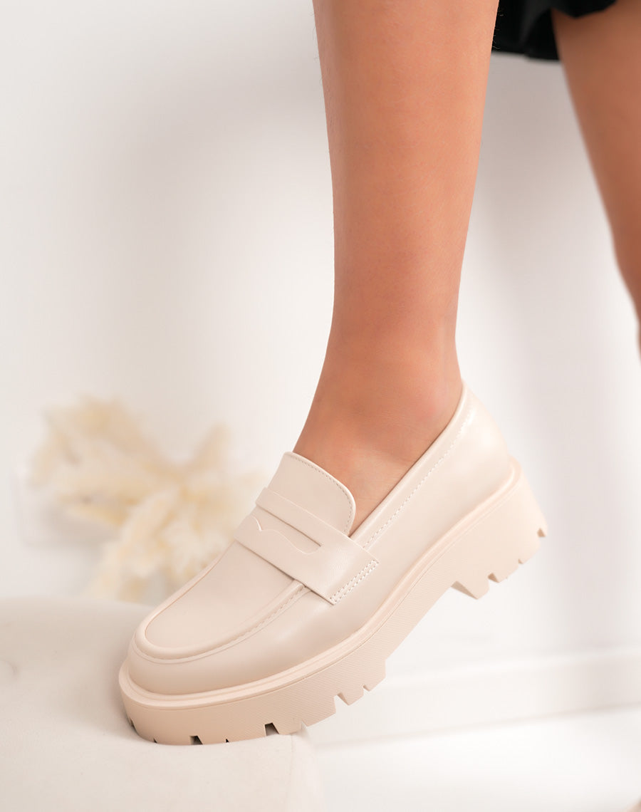 Mocassins femme beiges tendance à semelle crantée moderne