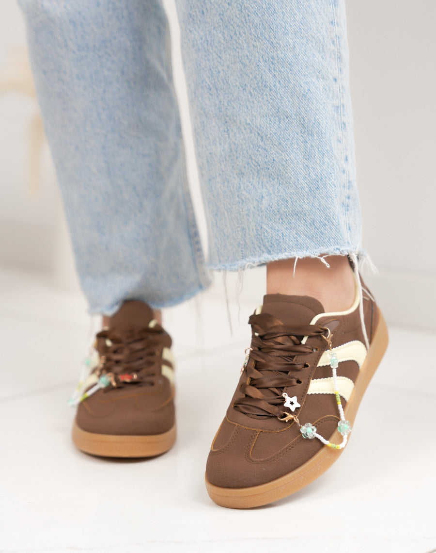 Basket femme marron tendance à rayures jaunes avec chaîne perles décorative