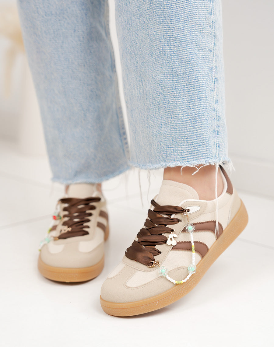 Basket femme beige tendance à rayures marron avec chaîne perles décorative