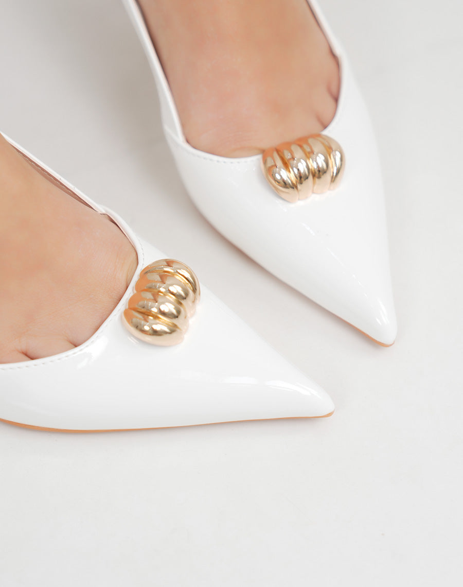 Escarpins femme blancs vernis élégants avec bijou doré et talon aiguille 8 cm