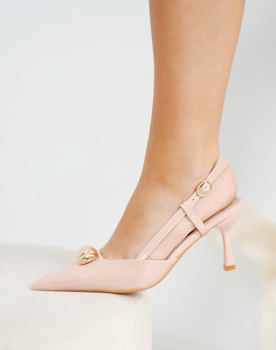 Escarpins femme beige vernis élégants avec bijou doré et talon aiguille 8 cm