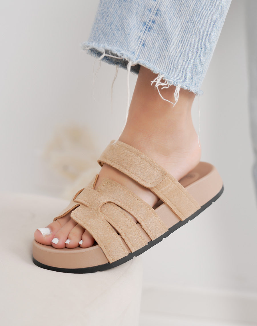 Mules femme beiges tendance en suédine à brides croisées et scratch confortable