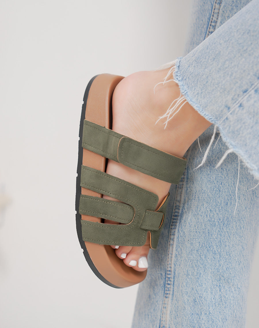 Mules femme vert kaki tendance en suédine à brides croisées et scratch confortable