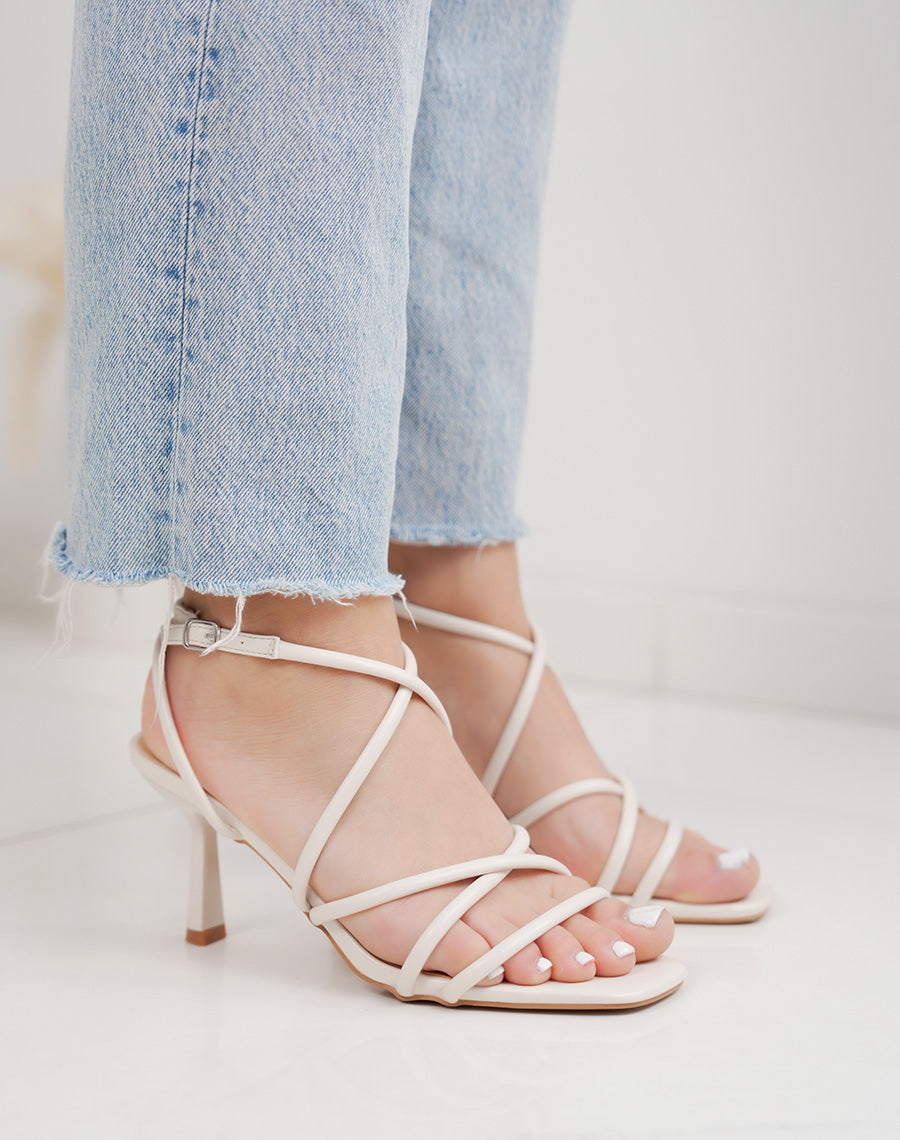 Sandales femme beige élégantes à talon aiguille et lanières croisées raffinées