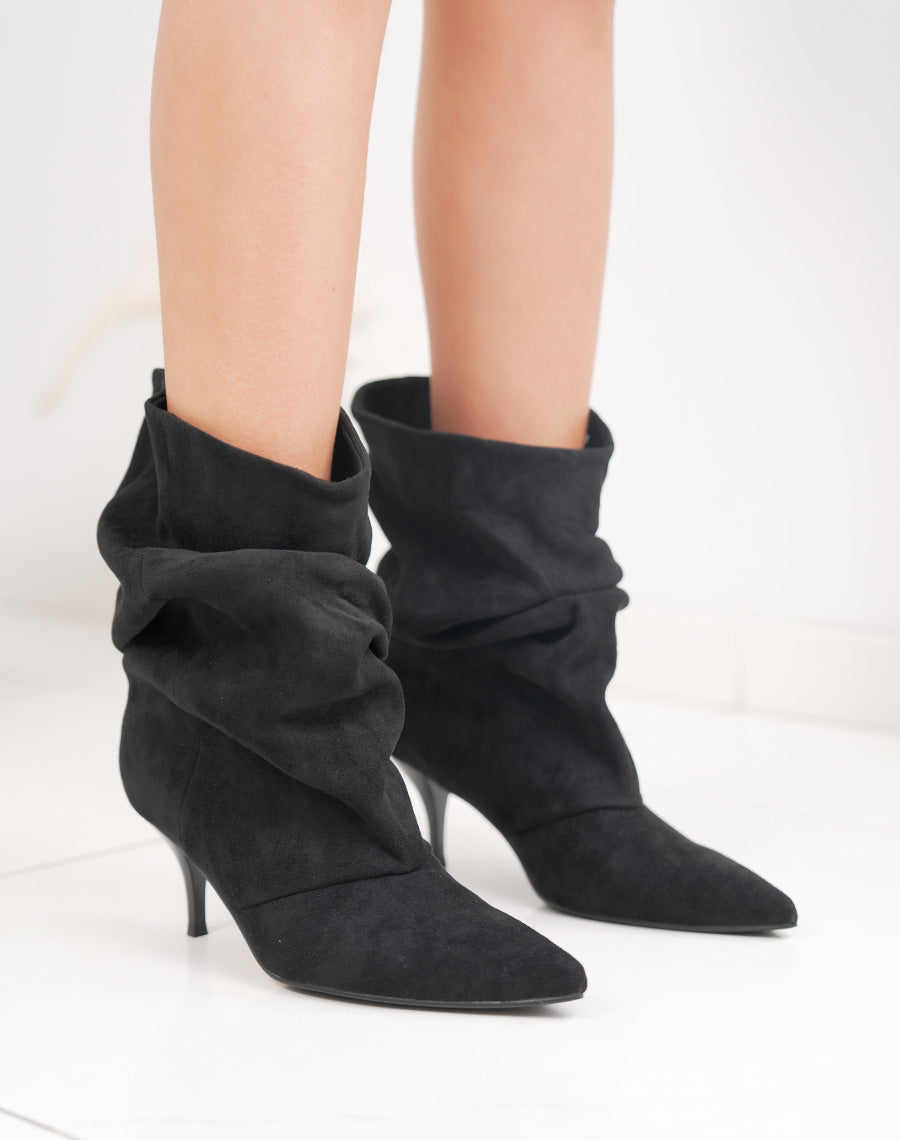 Bottines femme noires élégantes en suédine à talon aiguille et tige plissée