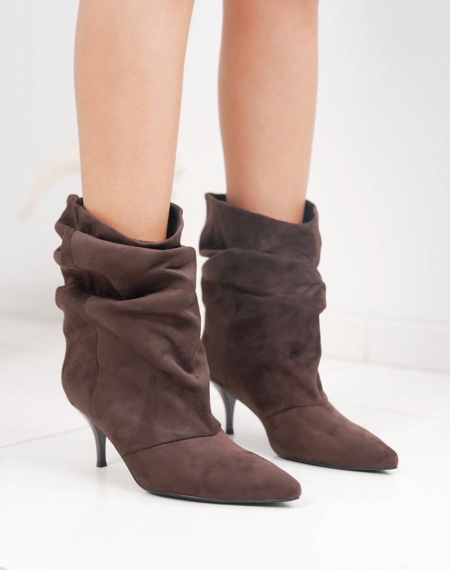 Bottines femme marron élégantes en suédine à talon aiguille et tige plissée tendance