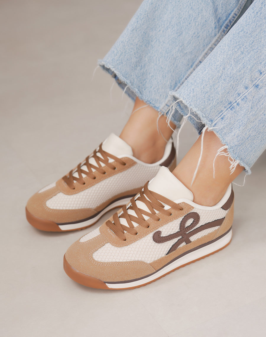 Basket femme marron clair tendance à empiècements tissés beige et détails marron foncé