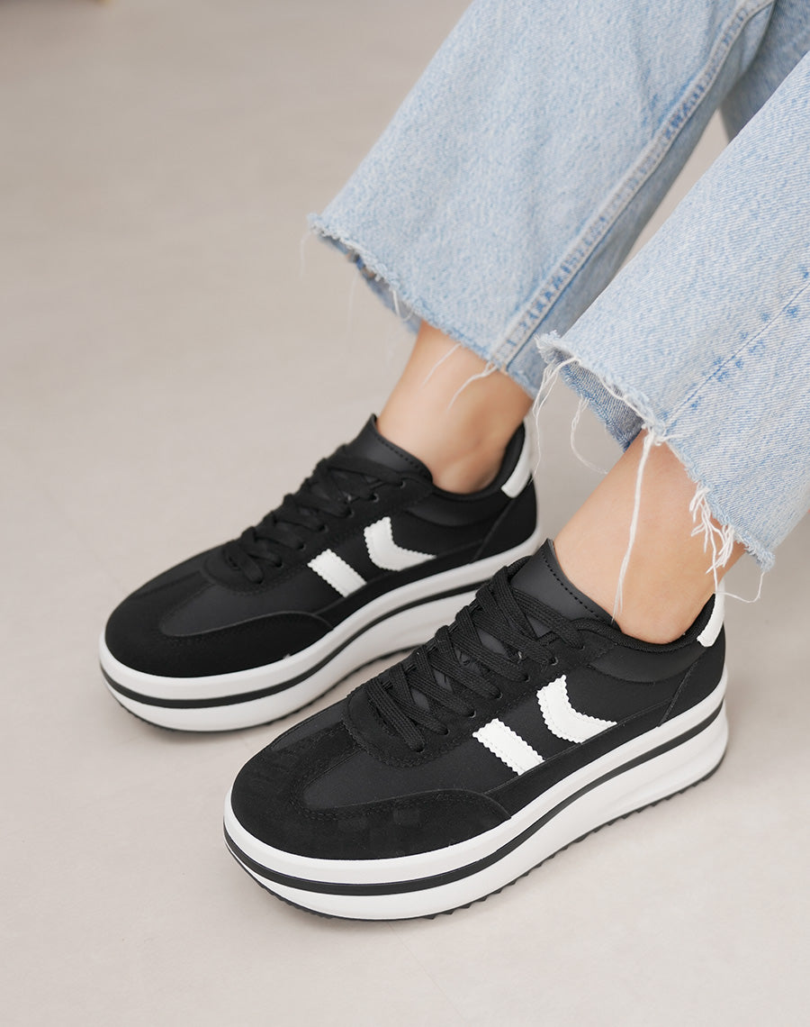 Baskets noires femme à double rayures blanches et semelle plateforme
