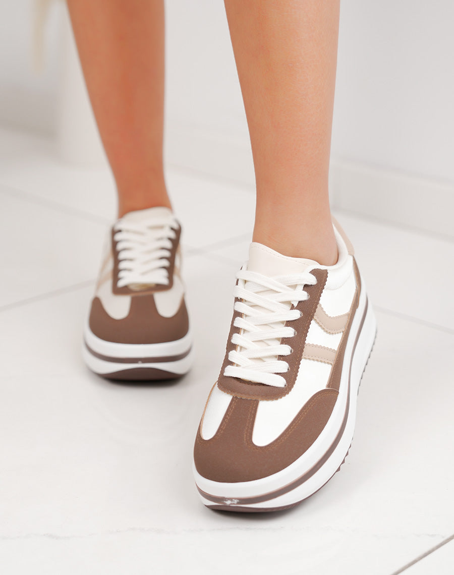 Baskets blanches femme à double rayures beiges et empiècements marrons – Semelle plateforme