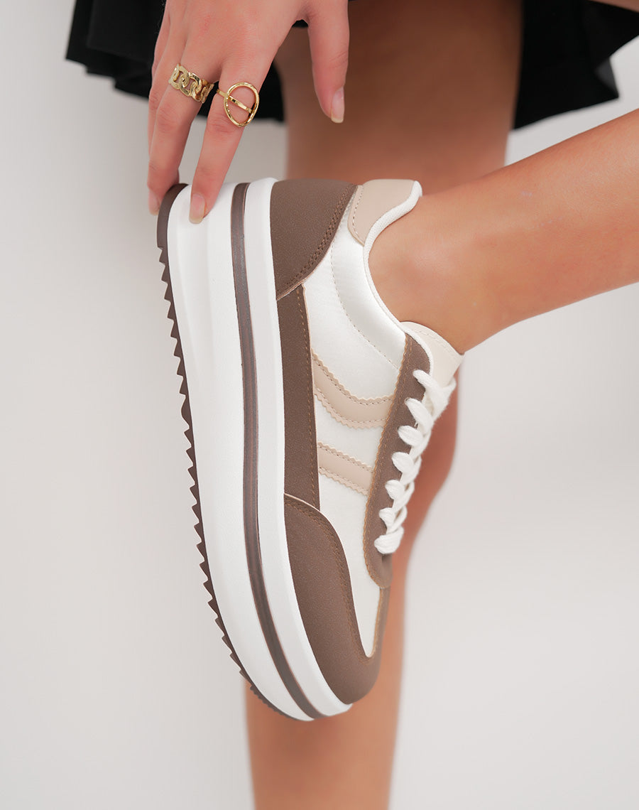 Baskets blanches femme à double rayures beiges et empiècements marrons – Semelle plateforme