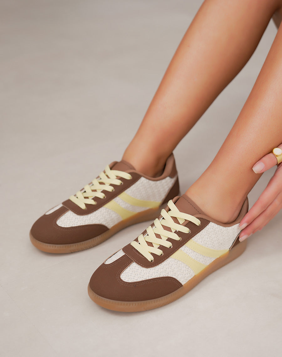 Basket femme marron élégante à détail tissé beige et lacets jaune clair