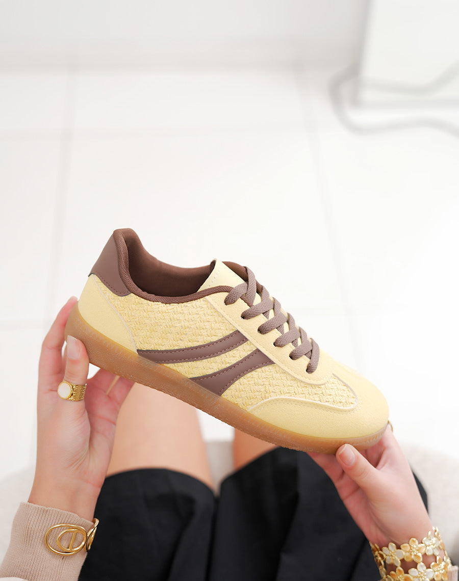 Basket femme jaune tendance à empiècements marron et lacets contrastés