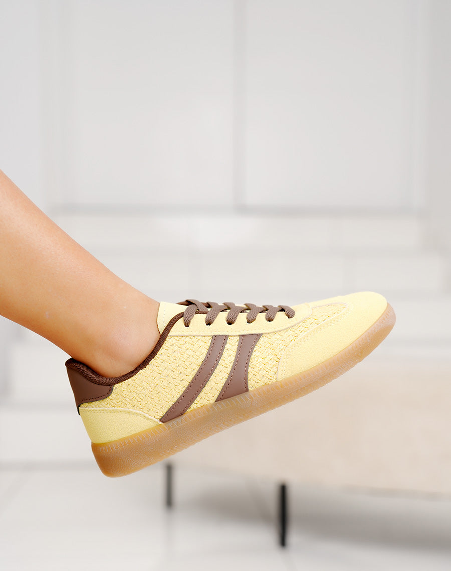 Basket femme jaune tendance à empiècements marron et lacets contrastés