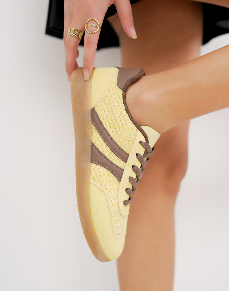 Basket femme jaune tendance à empiècements marron et lacets contrastés