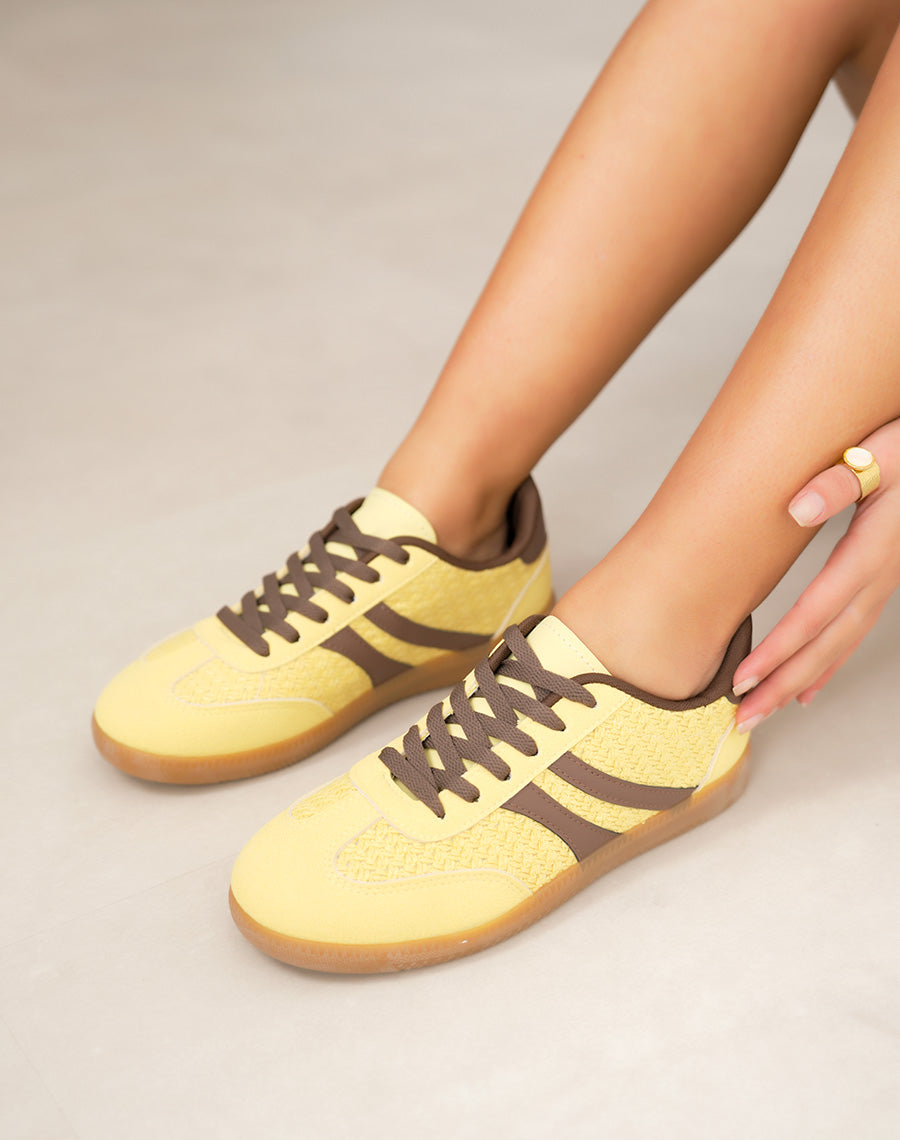 Basket femme jaune tendance à empiècements marron et lacets contrastés