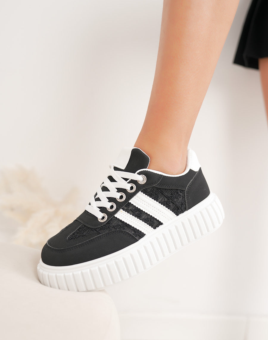 Basket femme noire tendance à plateforme blanche et broderies élégantes