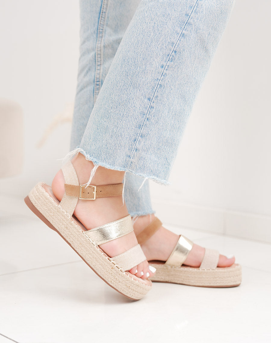 Sandale femme beige élégante à plateforme en osier et détail doré