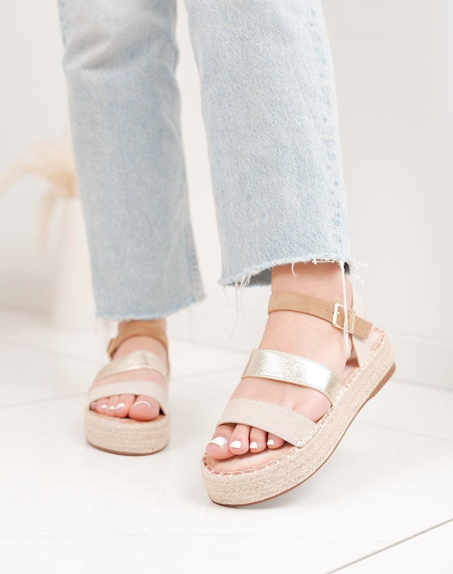 Sandale femme beige élégante à plateforme en osier et détail doré