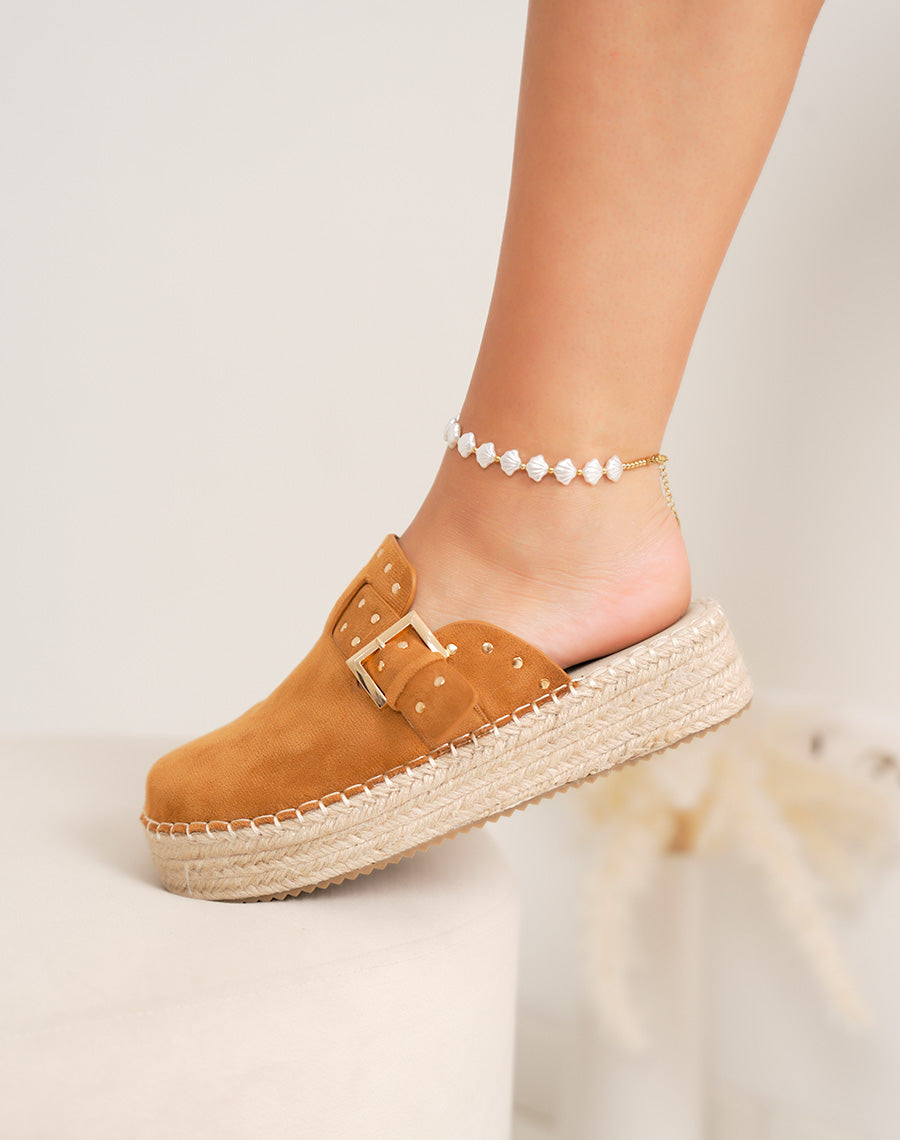 Mules femme camel en suédine avec clous dorés – esprit bohème chic sur semelle corde épaisse
