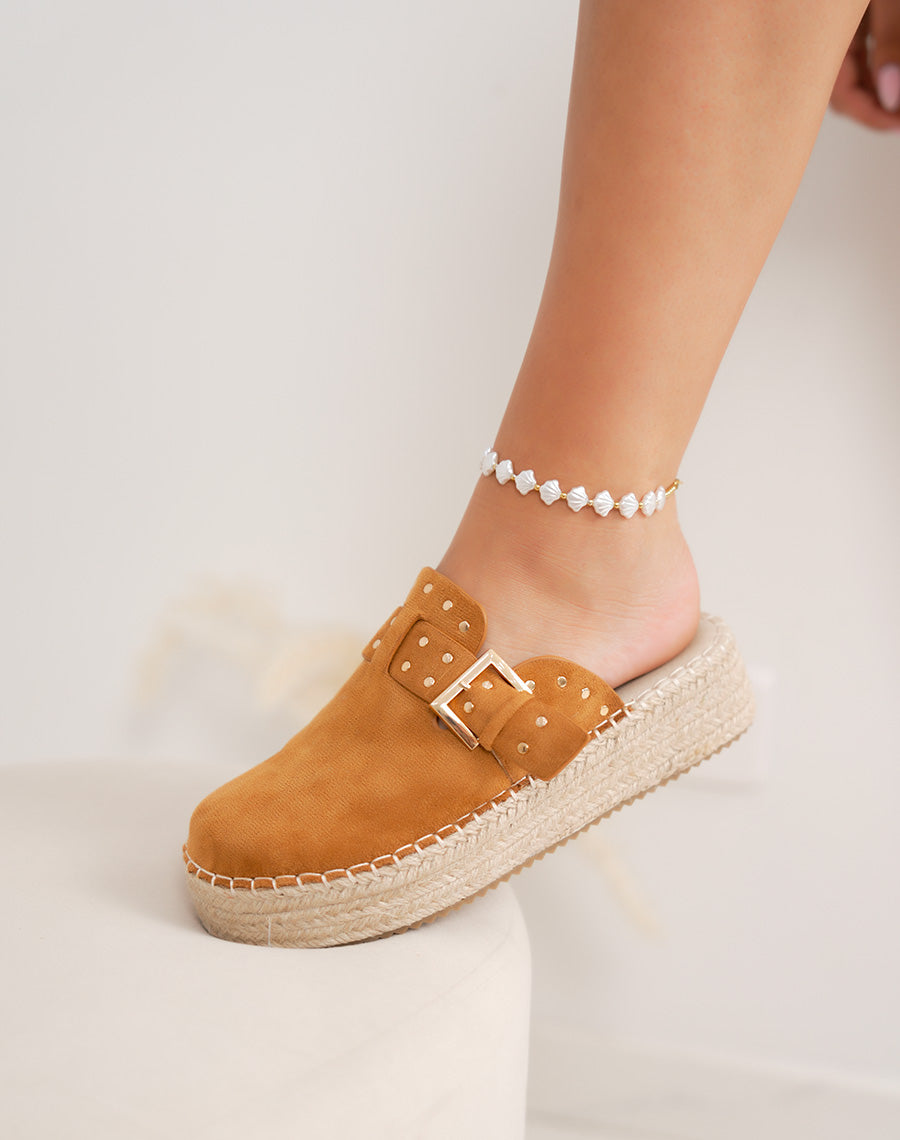 Mules femme camel en suédine avec clous dorés – esprit bohème chic sur semelle corde épaisse