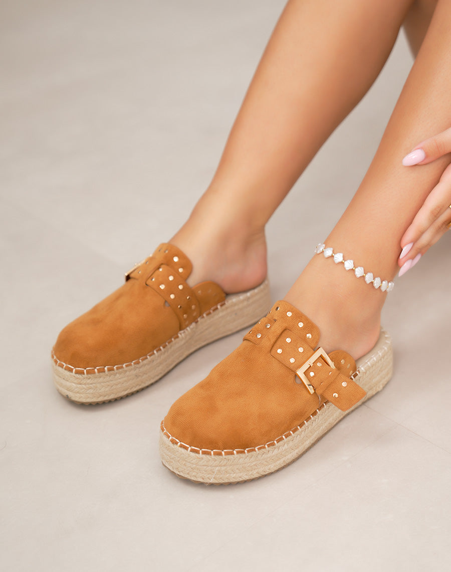 Mules femme camel en suédine avec clous dorés – esprit bohème chic sur semelle corde épaisse