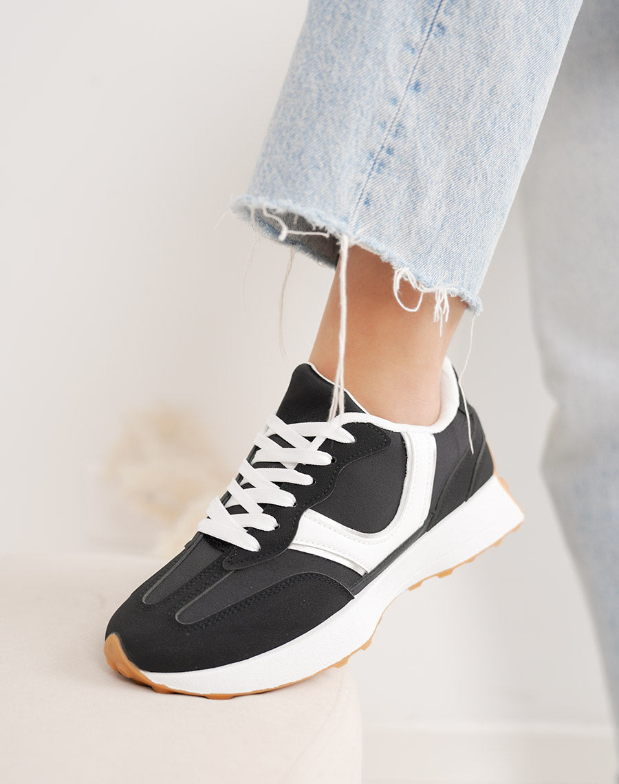 Basket femme noire tendance à empiècements blanc et argenté avec plateforme blanche
