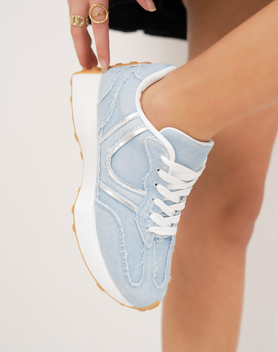 Basket femme jean bleue tendance à empiècements argentés et plateforme blanche