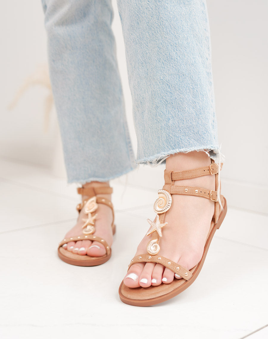 Sandale femme camel élégante en suédine à détails bijoux dorés et double lanière