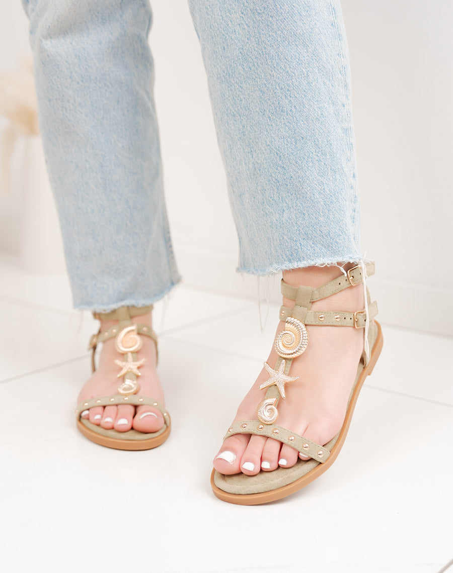 Sandale femme vert kaki élégante en suédine à détails bijoux dorés et double lanière
