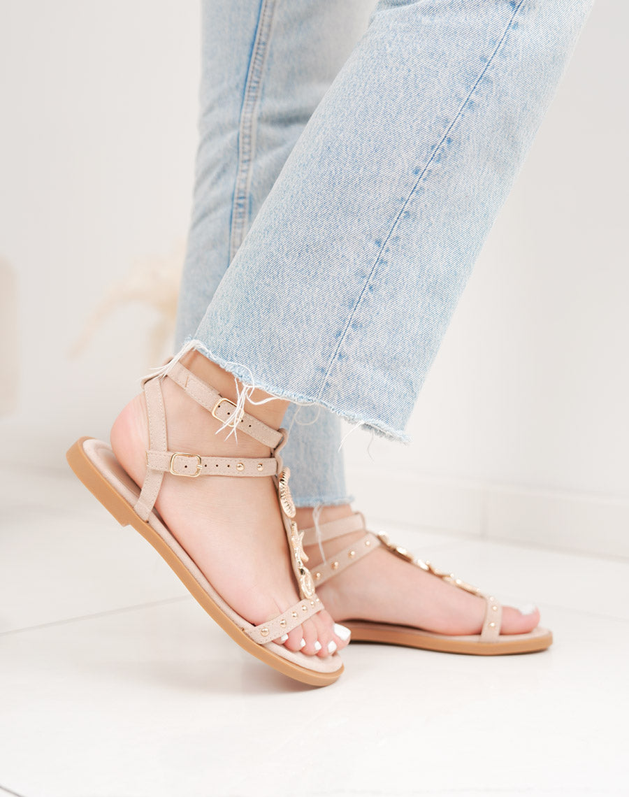 Sandale femme beige élégante en suédine à détails bijoux dorés et double lanière