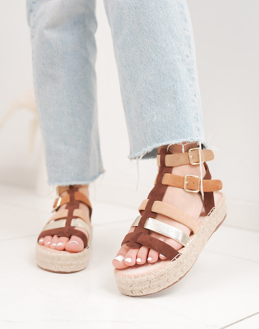 Sandale femme marron élégante à brides beige et doré avec plateforme en osier