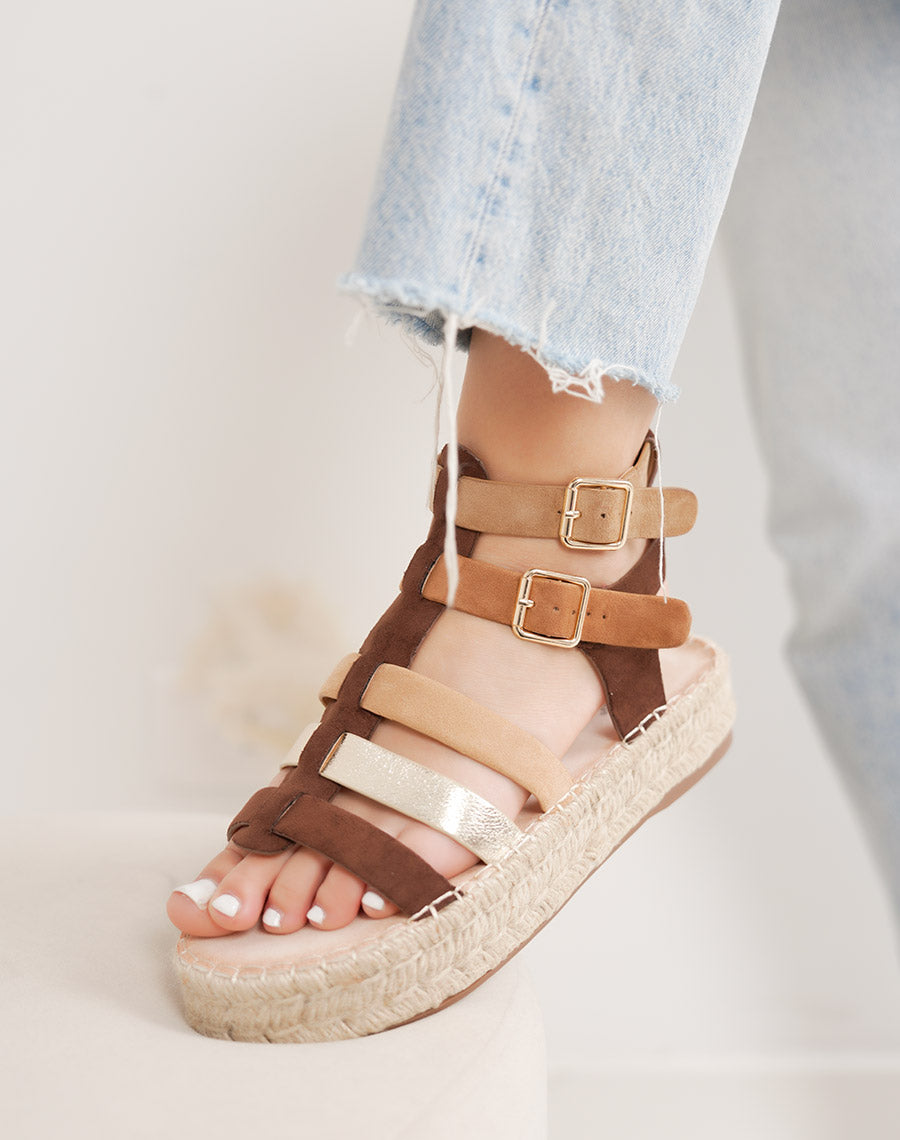 Sandale femme marron élégante à brides beige et doré avec plateforme en osier
