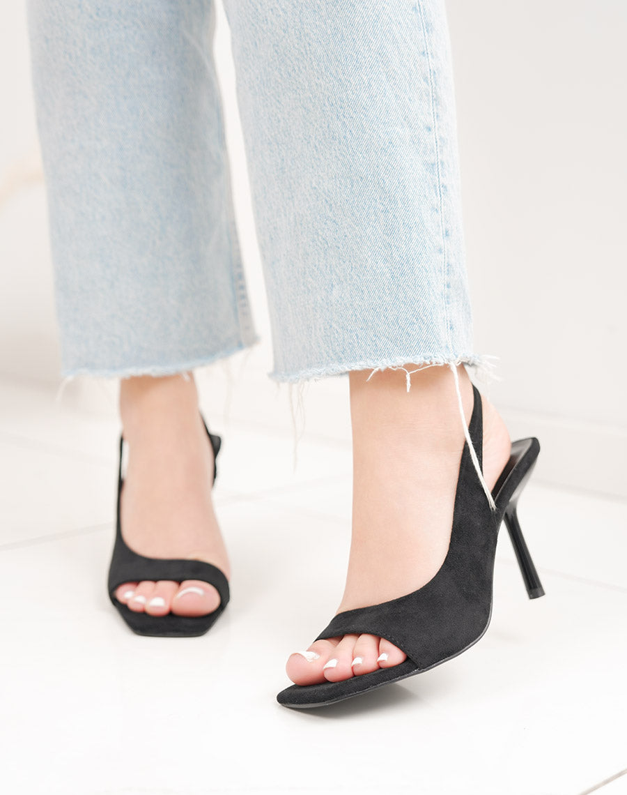 Sandale femme noire élégante en suédine à talon aiguille et coupe asymétrique