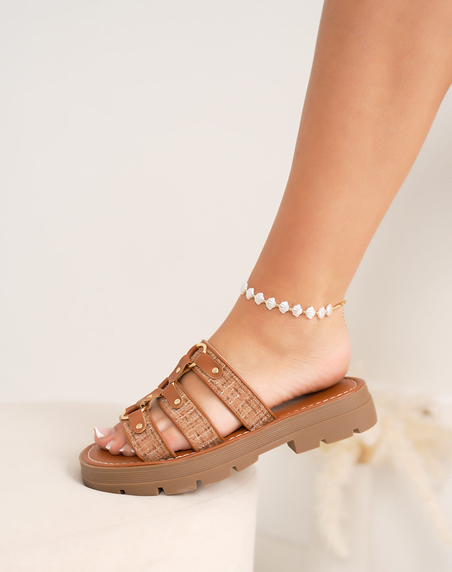 Mules femme camel à triple bride en tissu – boucles dorées et semelle crantée épaisse