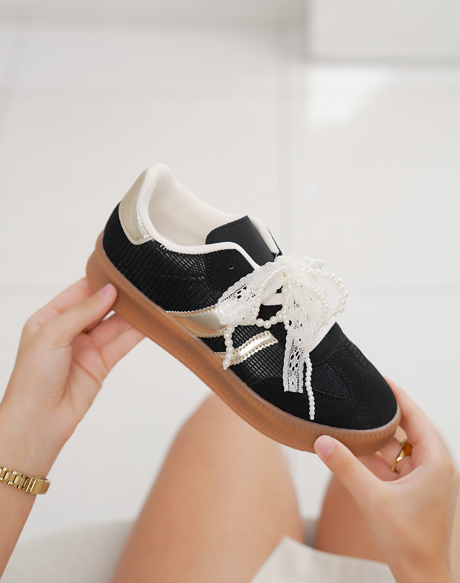Basket femme noire élégante avec détails dorés et lacets en perles et dentelle
