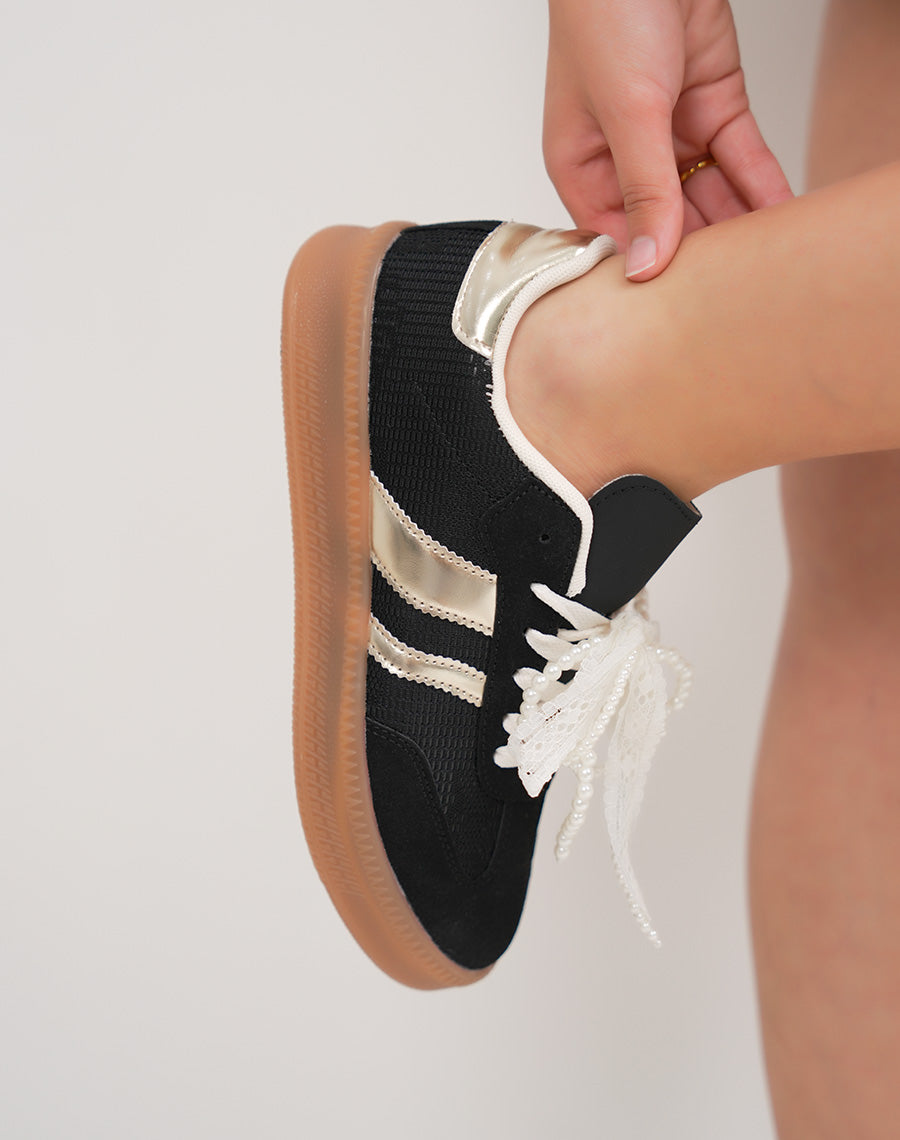 Basket femme noire élégante avec détails dorés et lacets en perles et dentelle