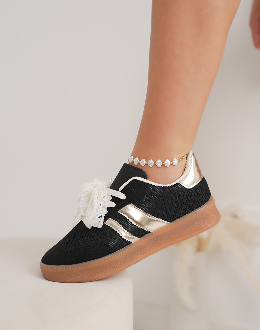 Basket femme noire élégante avec détails dorés et lacets en perles et dentelle