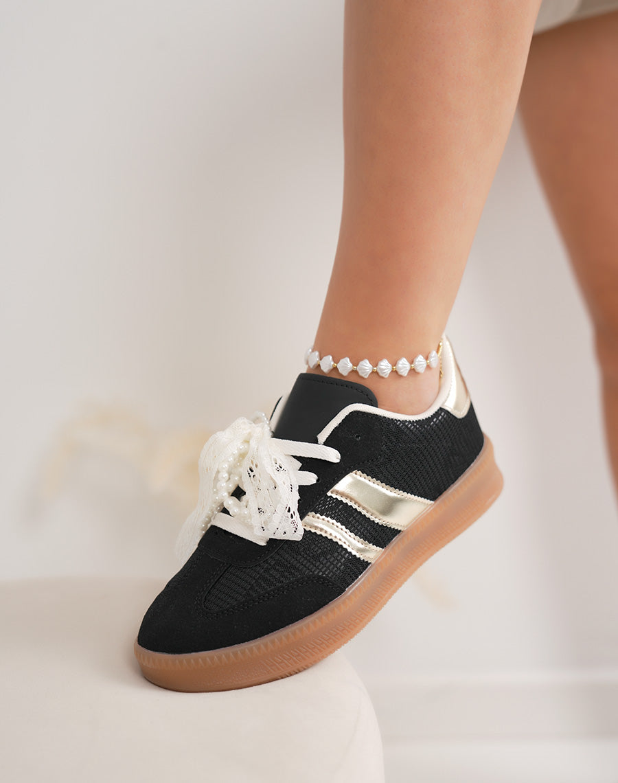 Basket femme noire élégante avec détails dorés et lacets en perles et dentelle