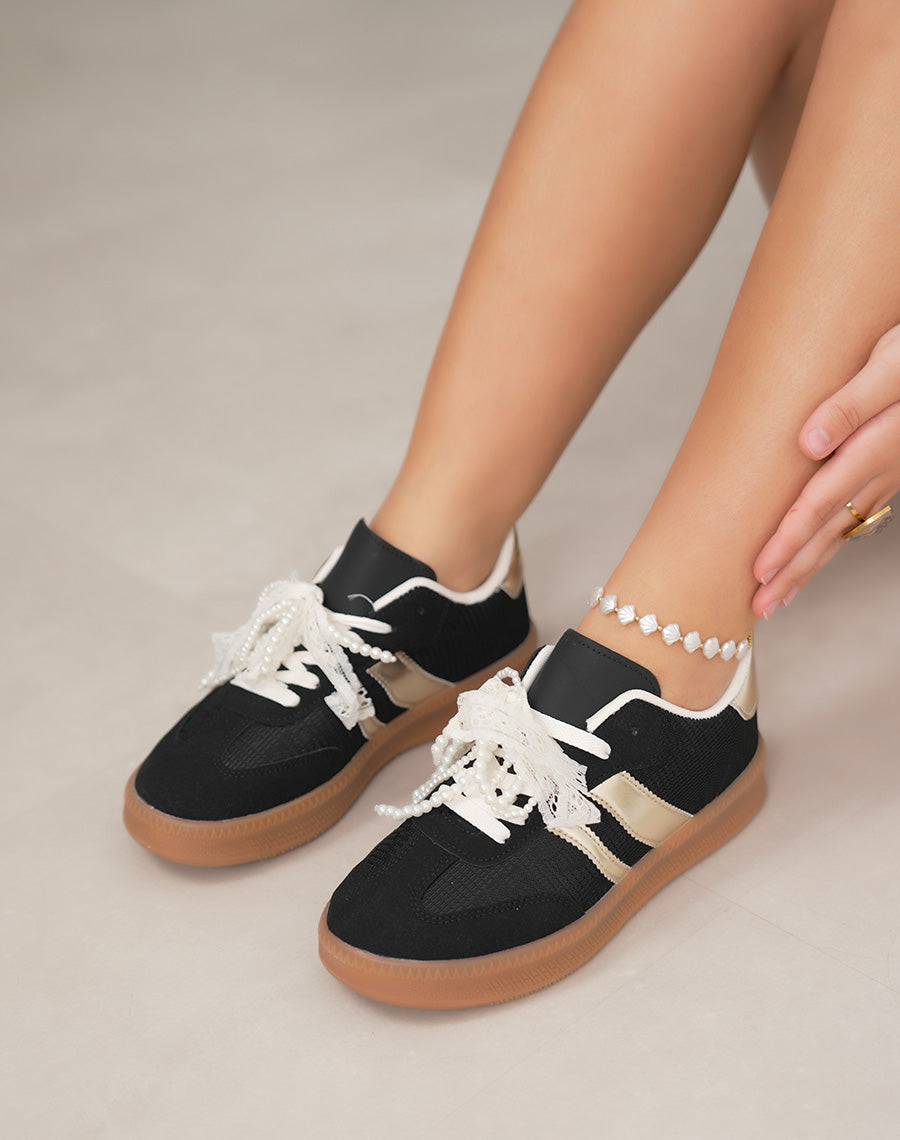 Basket femme noire élégante avec détails dorés et lacets en perles et dentelle